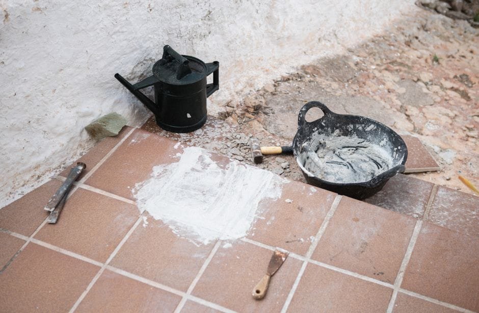 ¿Cuánto tarda en secarse una solera antes de colocar azulejos?