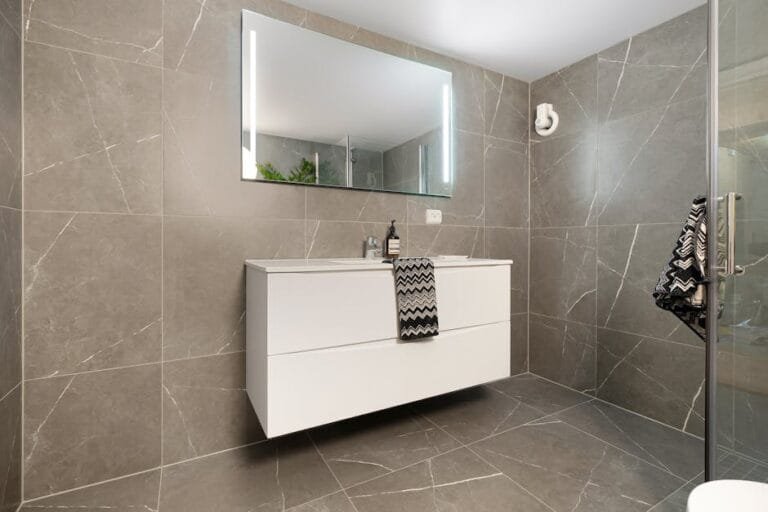 ¿Se puede instalar bañera de hidromasaje sin reforzar suelo?