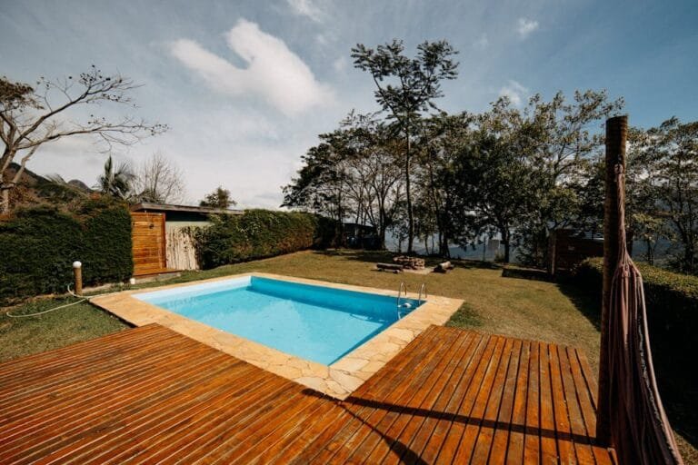Reformar piscina con gresite en Riba-roja: comparativa técnica
