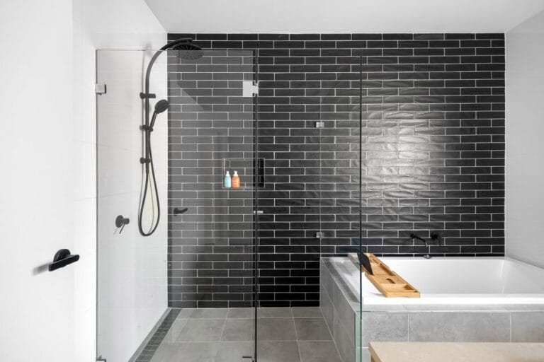 Sanitarios suspendidos en baño pequeño: dónde ahorrar sin
