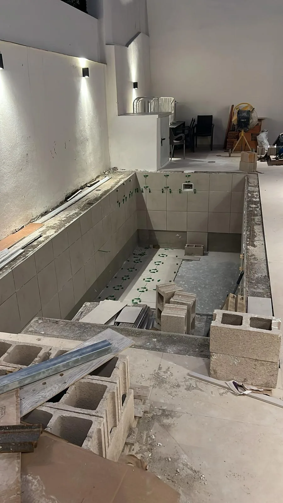 Construccion de piscina en patio interior antes de terminar en L'Eliana