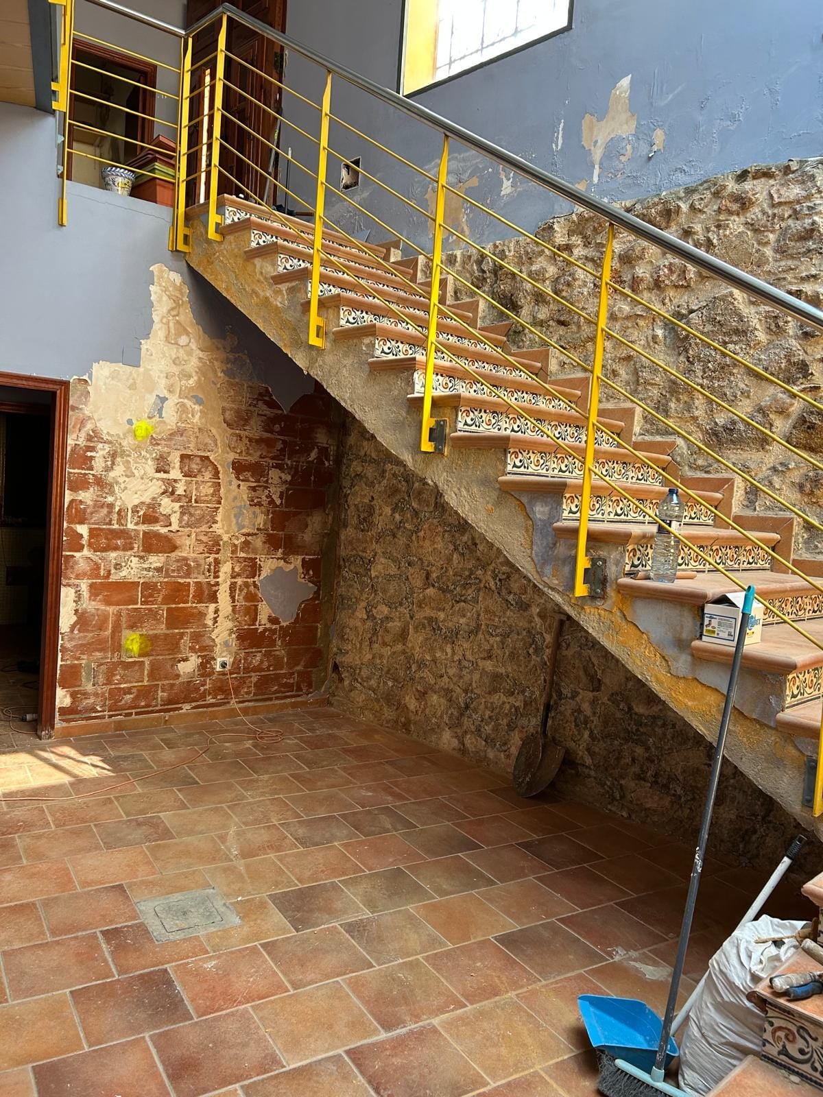Espacio bajo la escalera antes de construir la cocina en una casa de Llíria