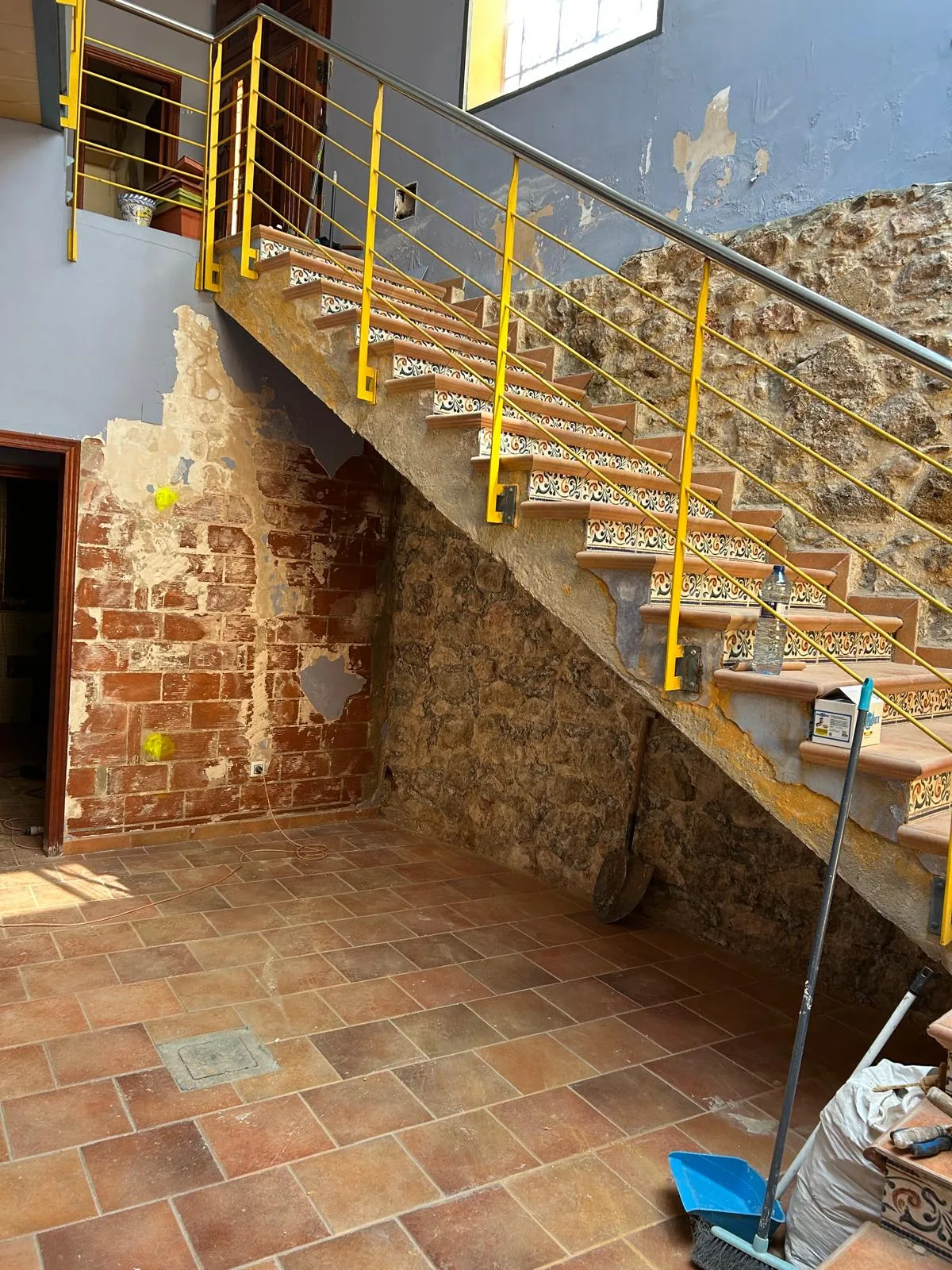 Espacio bajo la escalera antes de construir la cocina en una casa de Llíria
