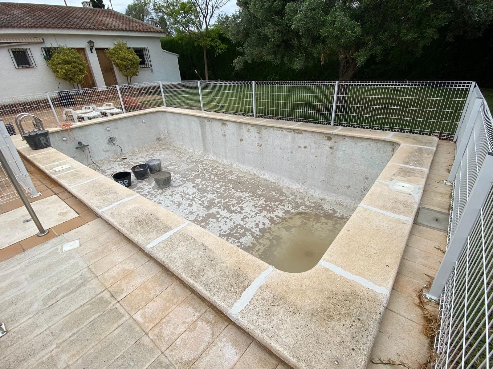 Piscina vieja y deteriorada antes de la reforma en Porta Coeli