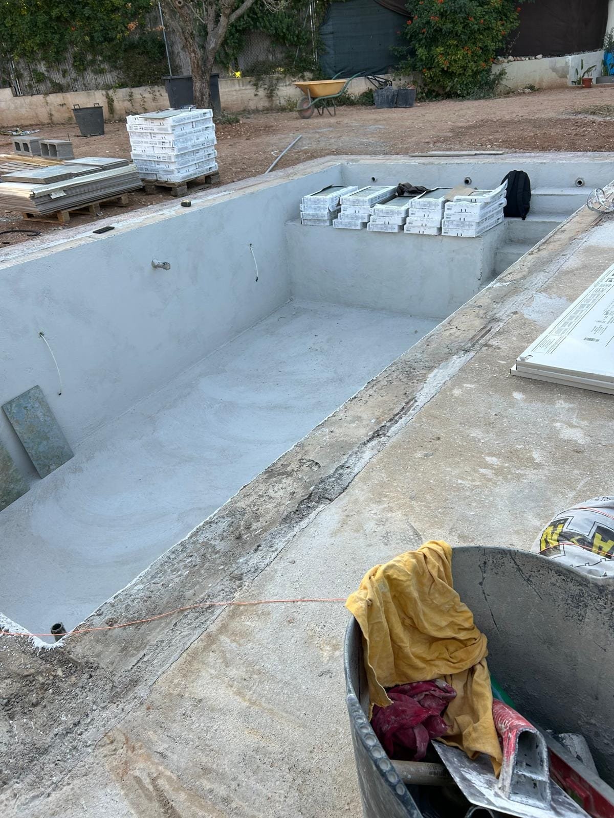 Vaso de piscina impermeabilizado antes de alicatar con porcelánico en La Pobla de Vallbona