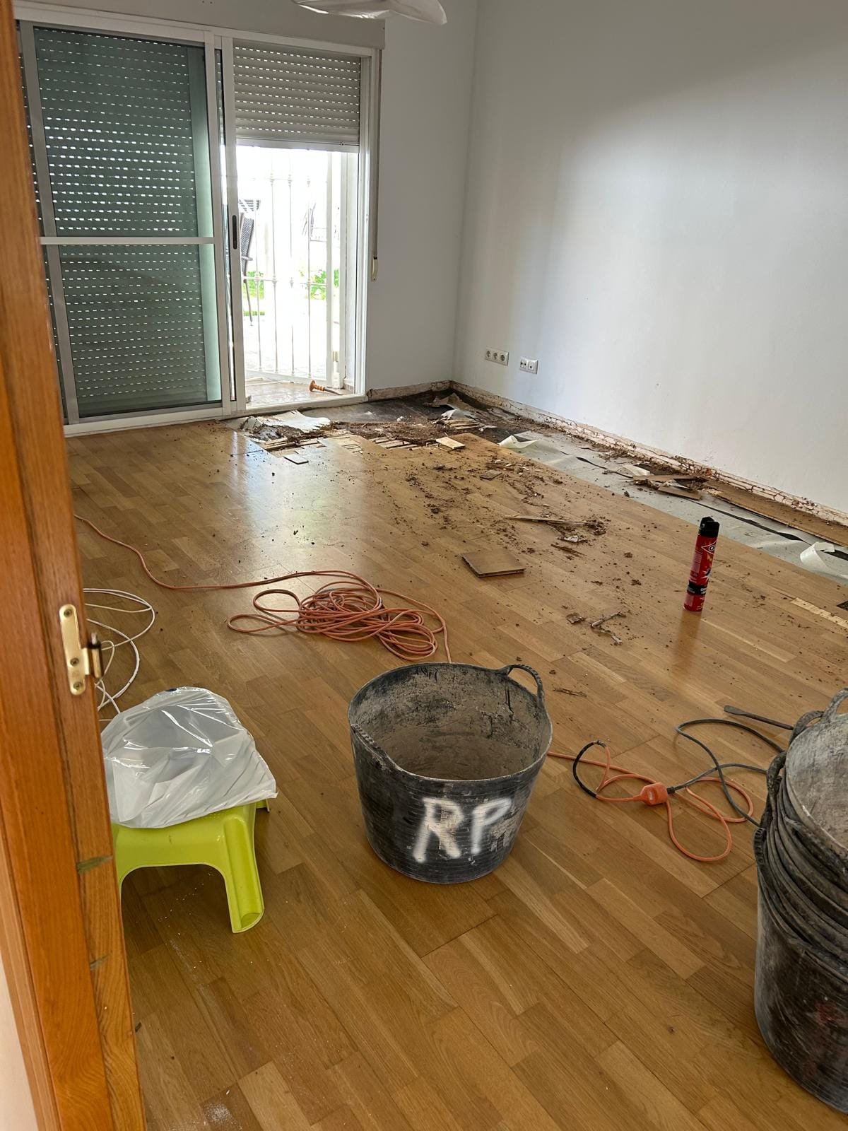 Parquet antiguo levantado antes de instalar el pavimento porcelánico en La Pobla de Vallbona