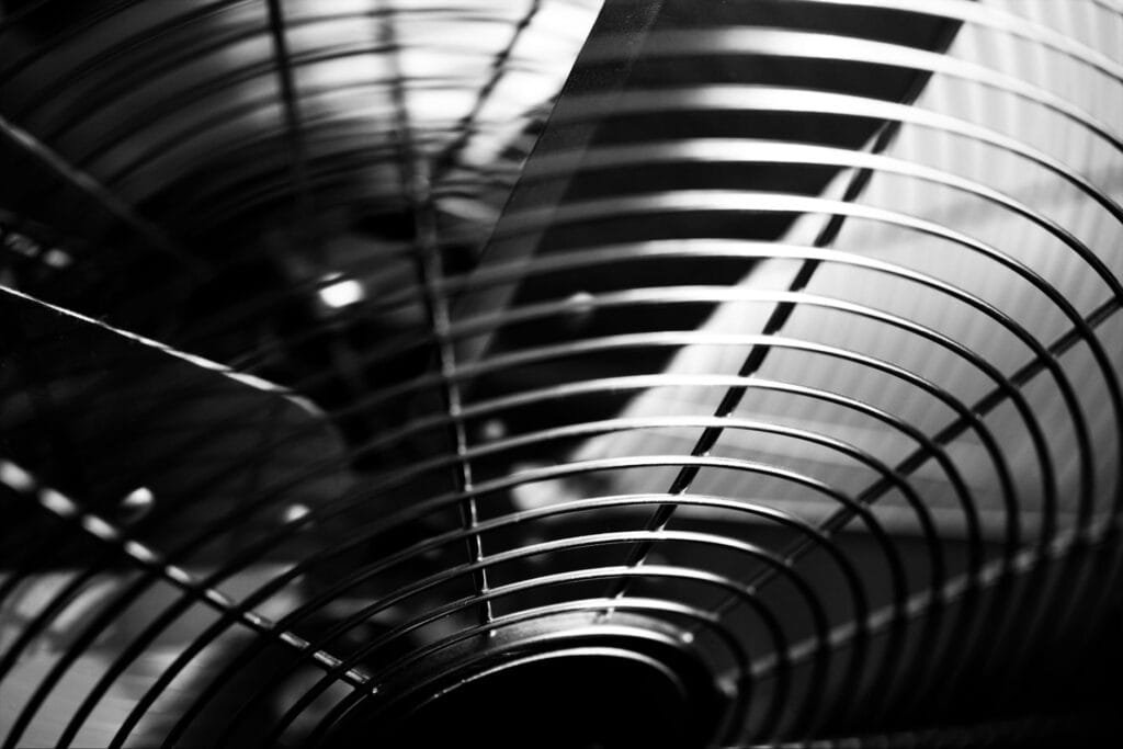 ¿Cómo ventilar bien un baño sin ventana para evitar humedades?