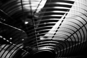 ¿Cómo ventilar bien un baño sin ventana para evitar humedades?