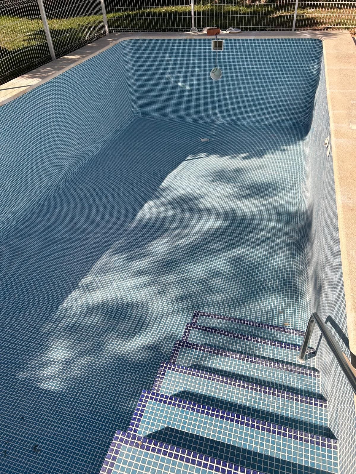Piscina impermeabilizada y alicatada con gresite azul en Porta Coeli