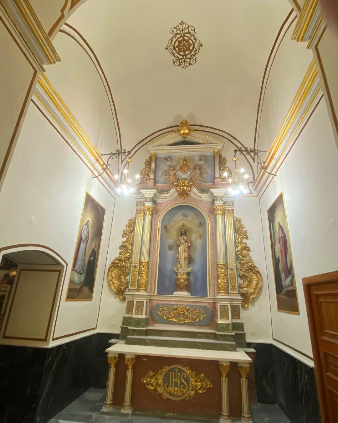 Capilla de la Iglesia del Remei en Llíria restaurada, retablo dorado y bóveda con las molduras recuperadas