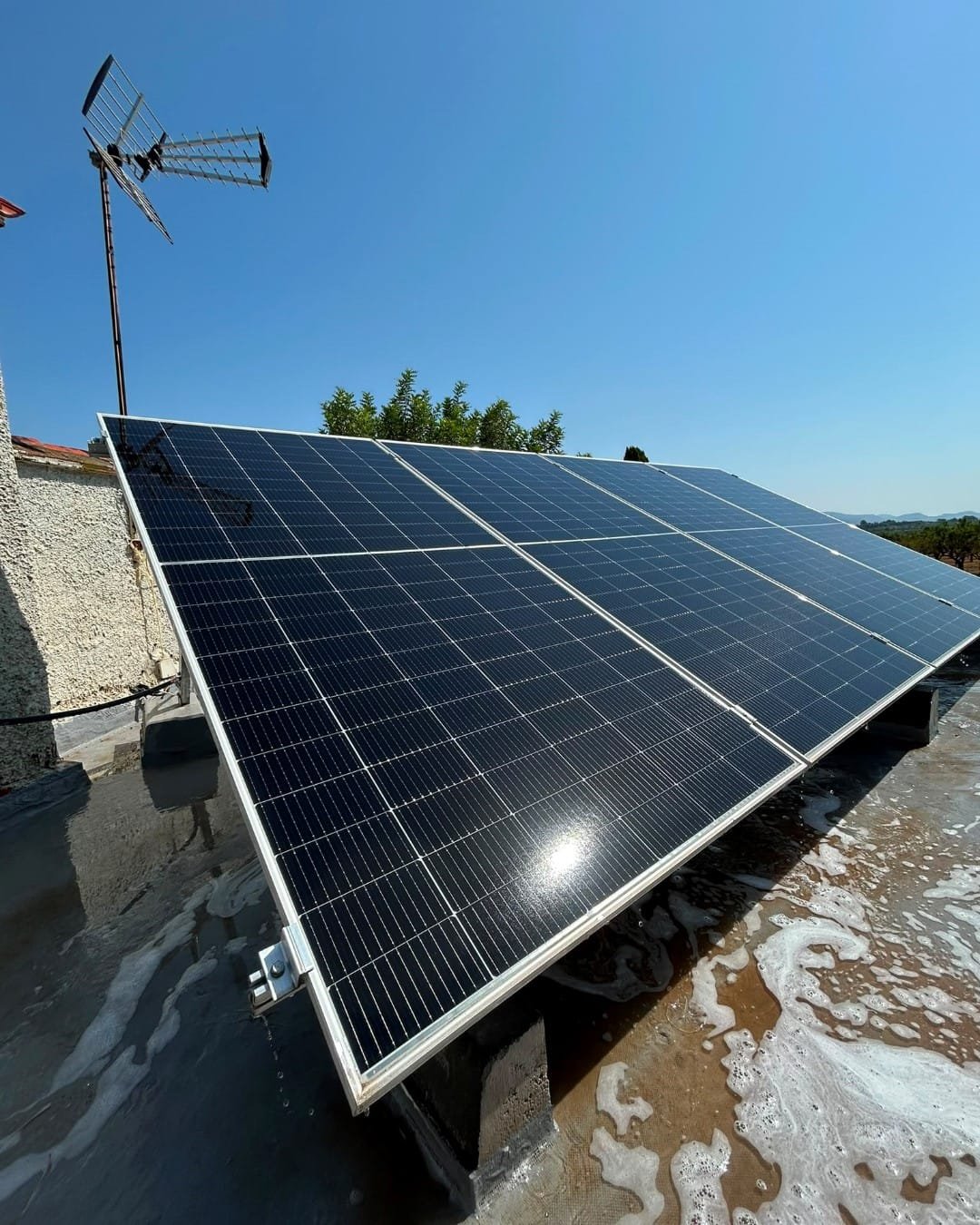 Paneles solares limpios y brillantes tras la limpieza en un chalet de Llíria