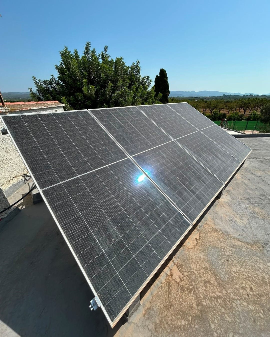 Paneles solares con polvo, polen y suciedad acumulada antes de limpiarlos en un chalet de Llíria