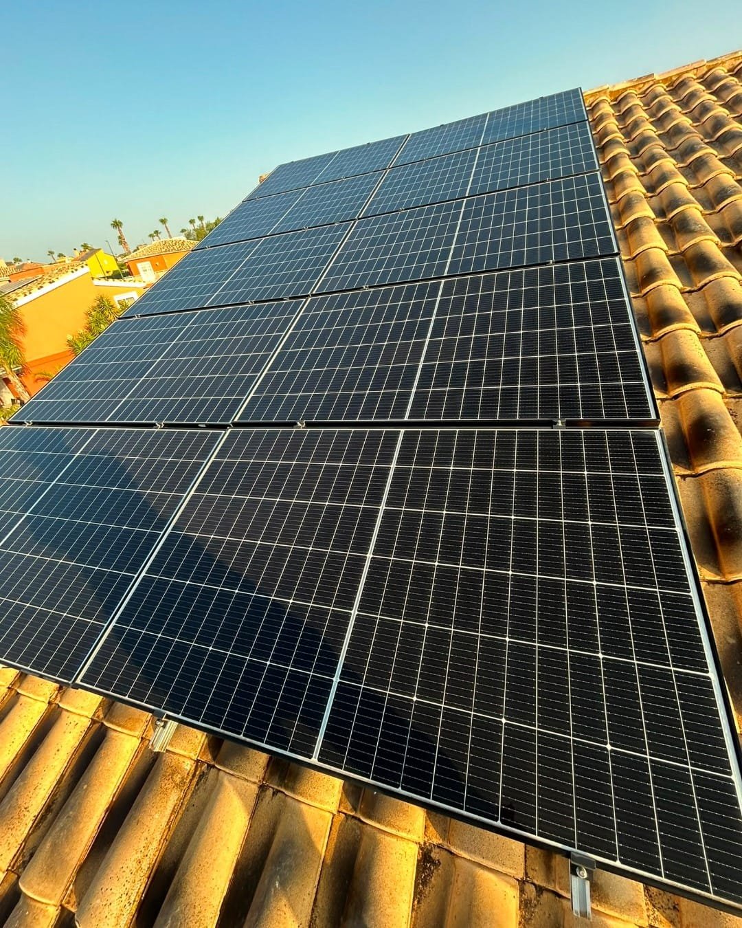 Placas solares limpias y brillantes tras la limpieza en la urbanización La Vall de Llíria