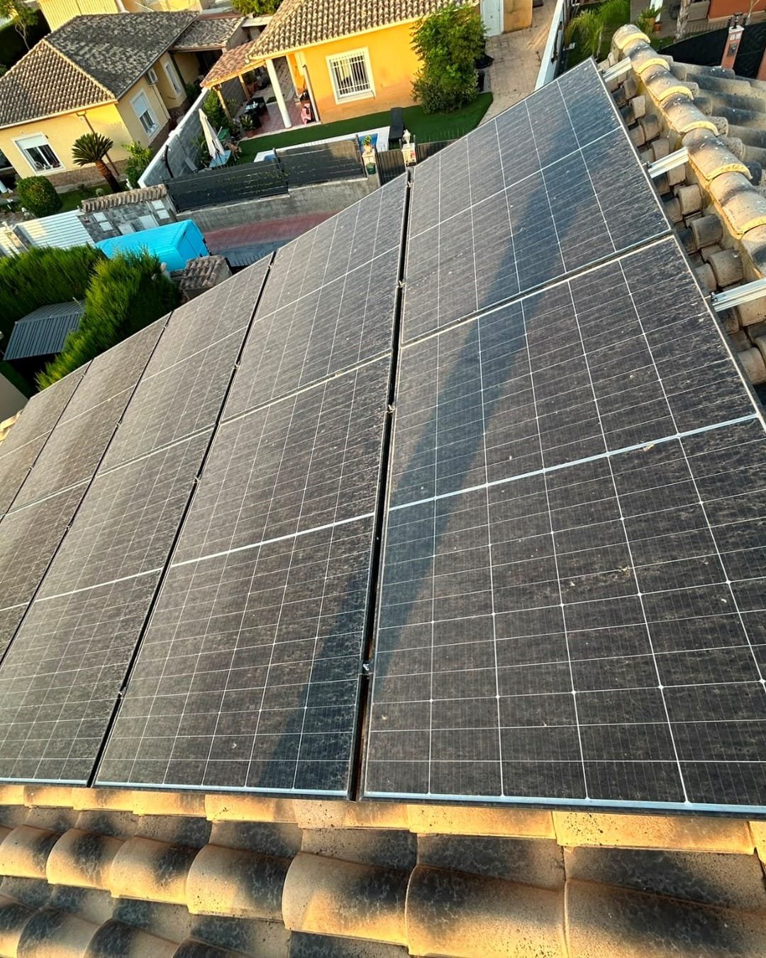 Placas solares con polvo y suciedad acumulada antes de limpiarlas en la urbanización La Vall de Llíria