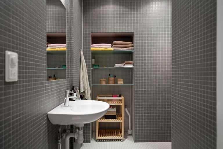 ¿Cómo hacer que un baño pequeño parezca más grande? Trucos probados