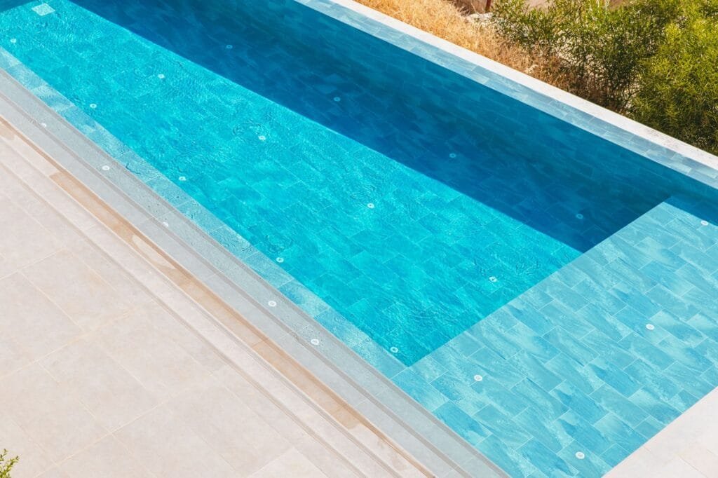 ¿Cuándo cambiar el gresite de la piscina? Señales de alerta y soluciones