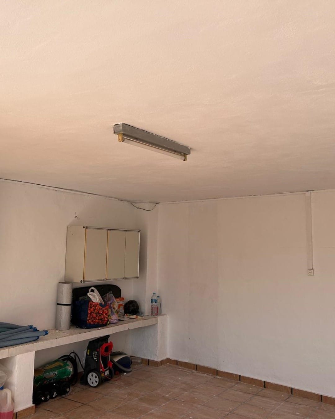 Techo de garaje reparado con mortero hidrófugo y pintado de blanco mate en Llíria