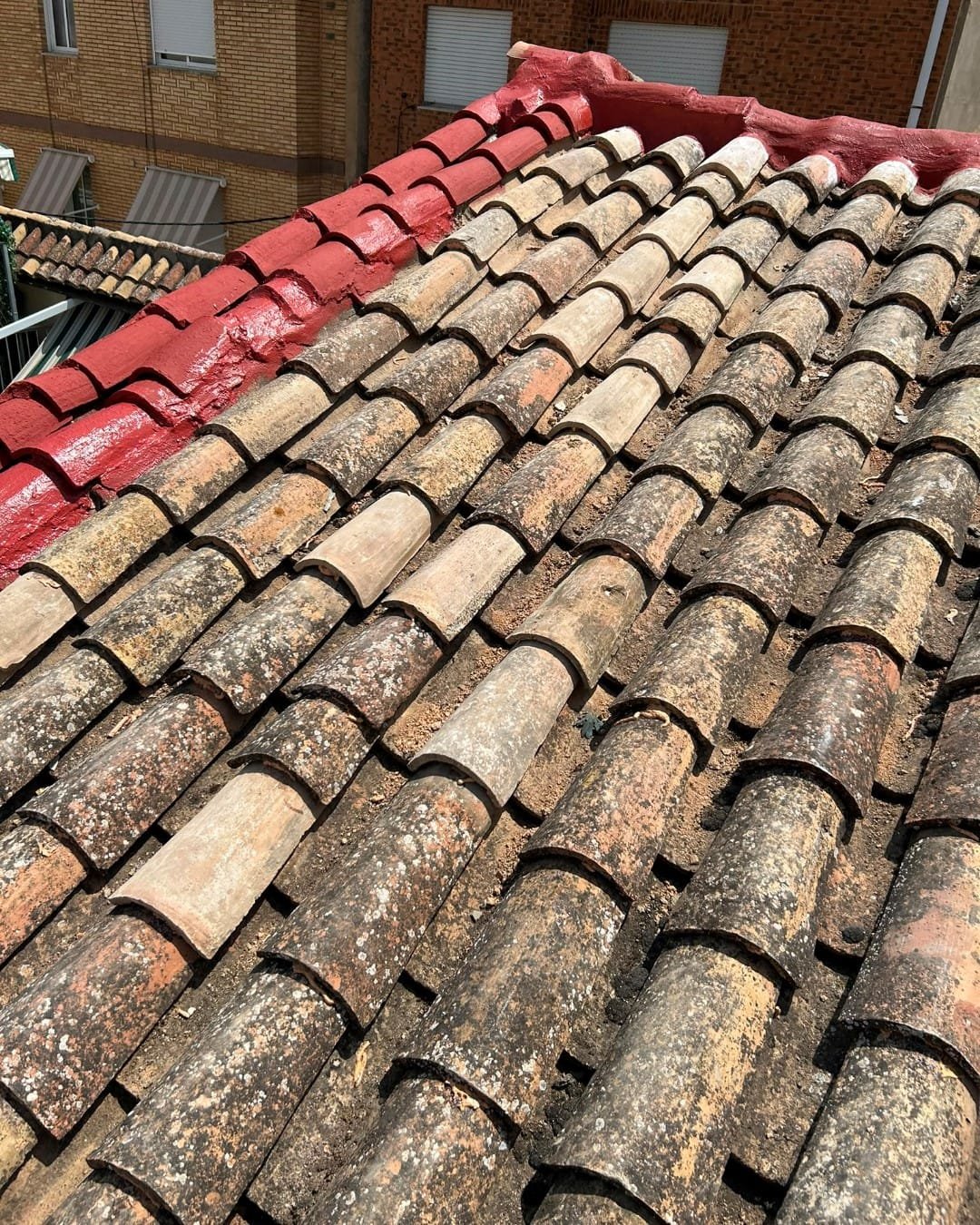 Tejado reparado, con cumbrera impermeabilizada y tejas fijadas, en Vilamarxant