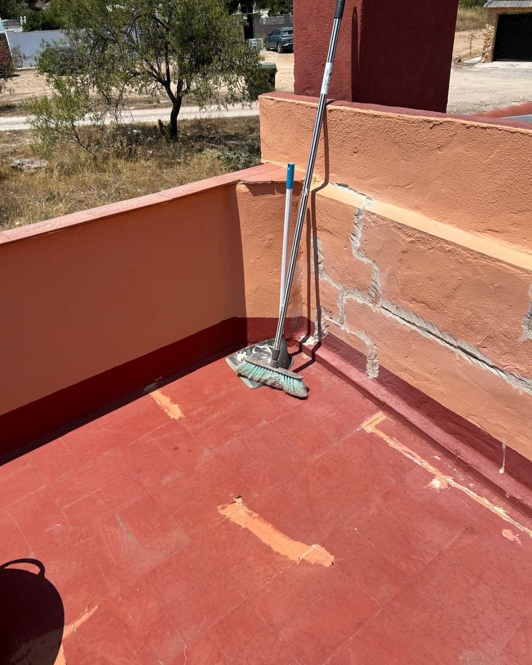 Terraza con grietas, fisuras y encharcamientos antes de impermeabilizar en Llíria