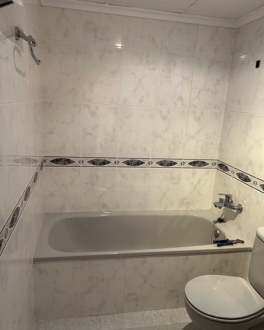 Bañera antigua antes de sustituirla por un plato de ducha en un baño de Llíria