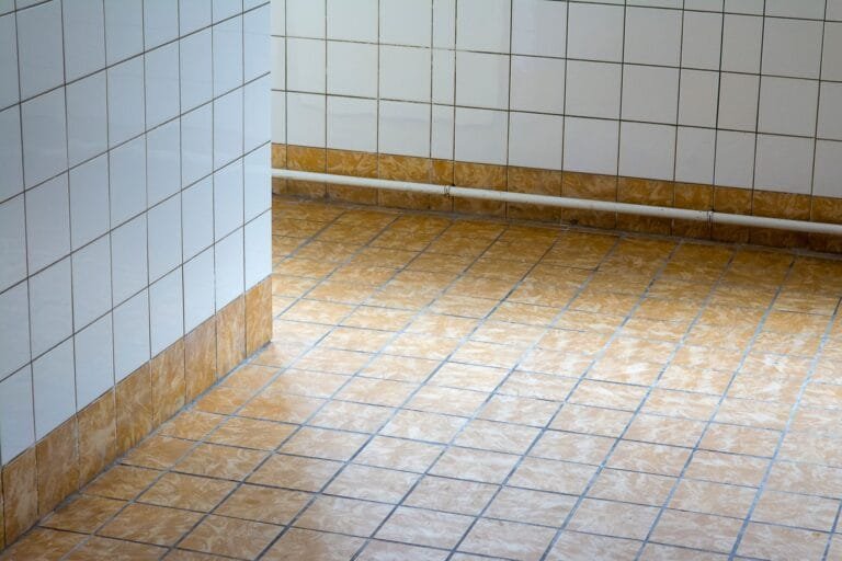¿Cuánto tarda en secarse una solera de cemento antes de alicatar?