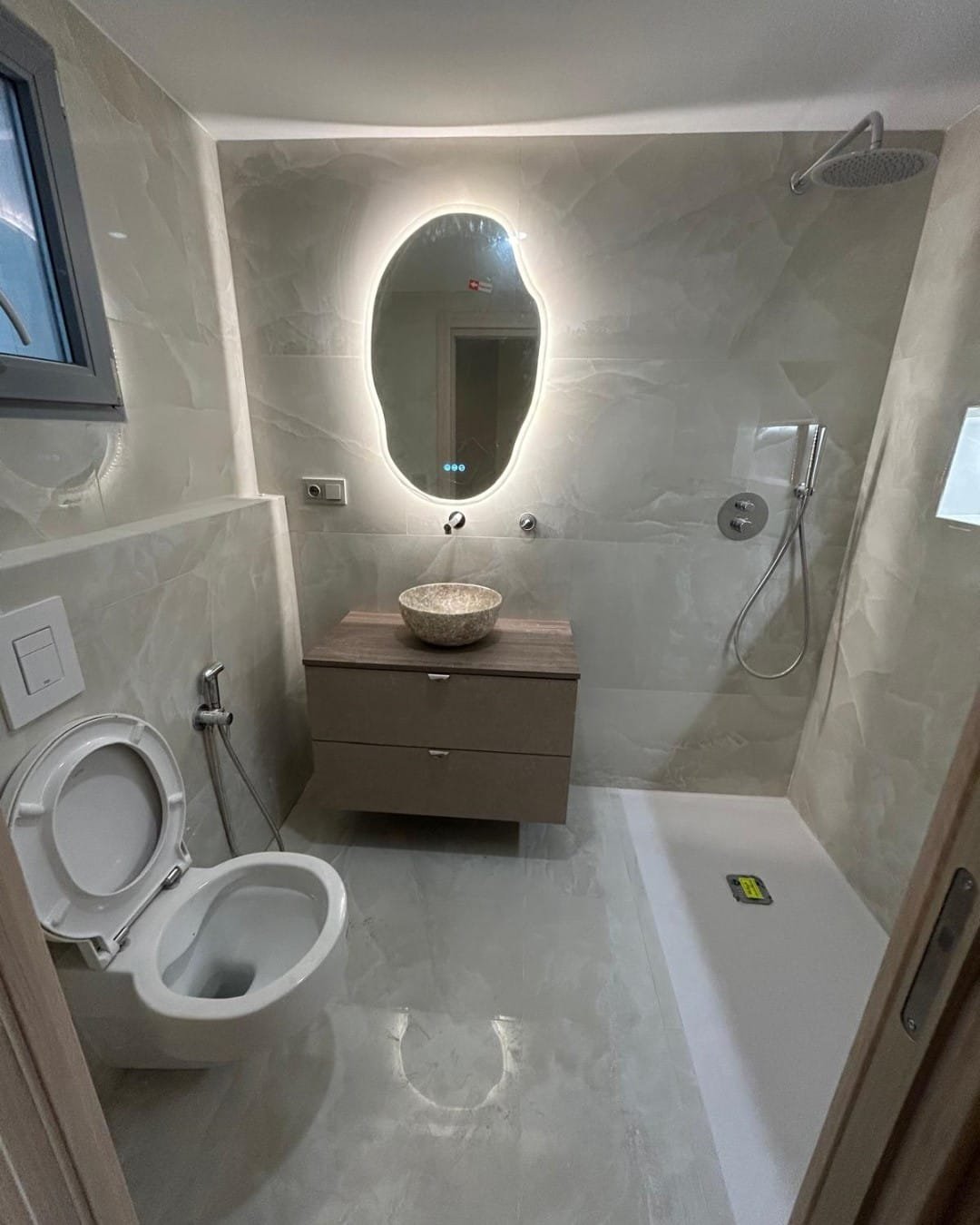 Baño en suite terminado con ducha a ras de suelo y nicho iluminado, en El Cabanyal, Valencia
