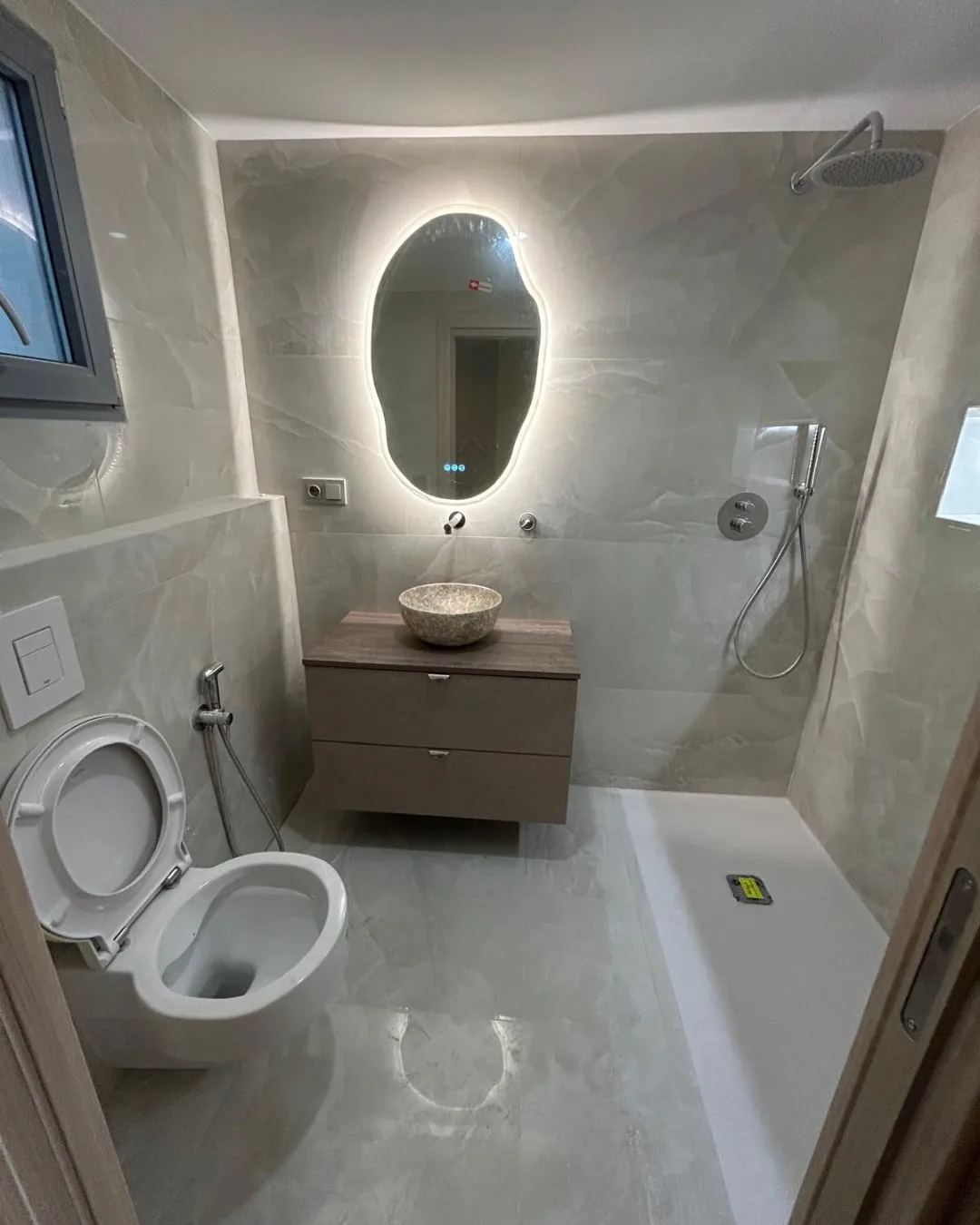 Baño en suite terminado con ducha a ras de suelo y nicho iluminado, en El Cabanyal, Valencia