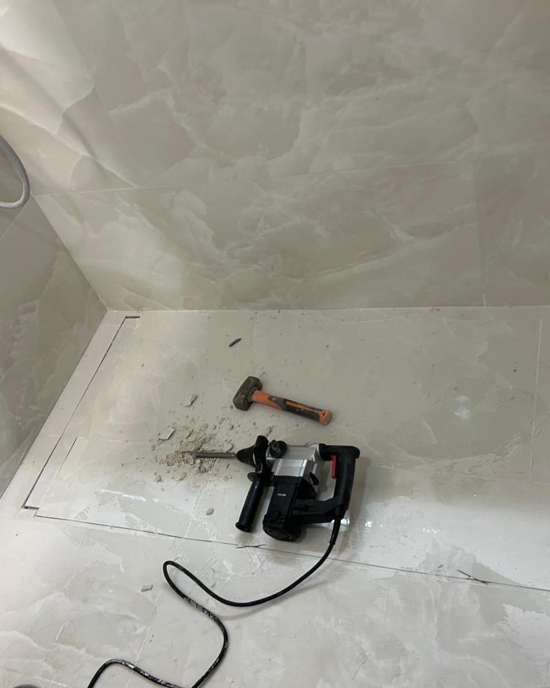 Demolición del plato de ducha de obra mal ejecutado, en El Cabanyal, Valencia