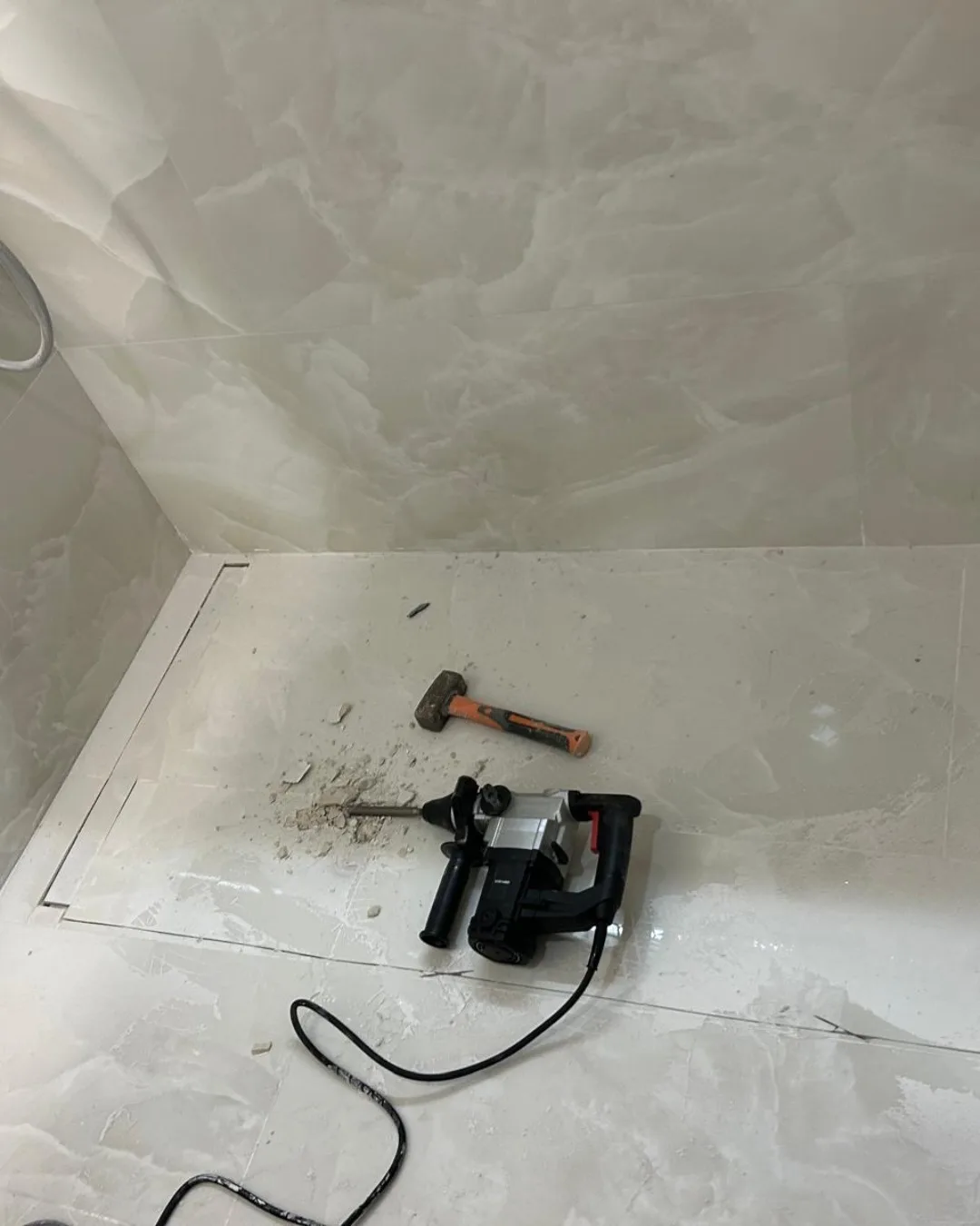 Demolición del plato de ducha de obra mal ejecutado, en El Cabanyal, Valencia