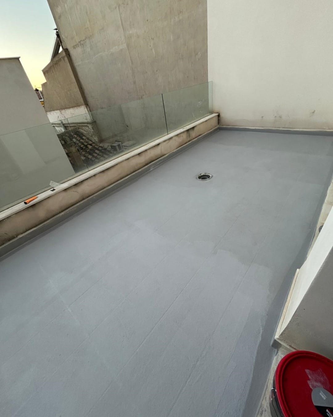 Terraza impermeabilizada con membrana de caucho y fibra de vidrio, acabado gris uniforme, en Llíria