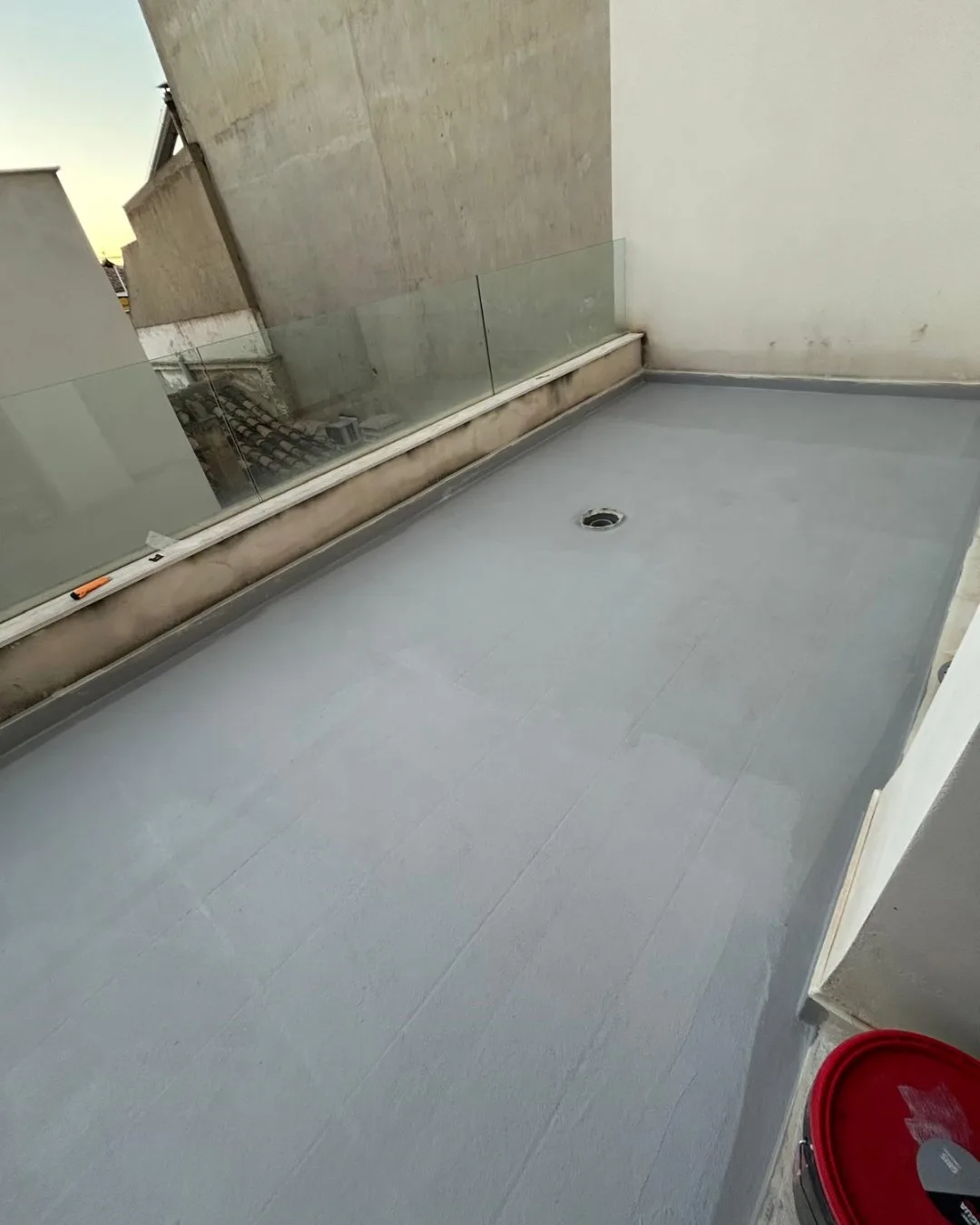 Terraza impermeabilizada con membrana de caucho y fibra de vidrio, acabado gris uniforme, en Llíria