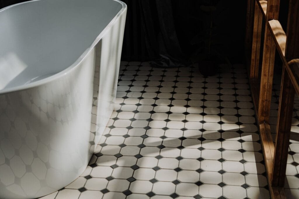 ¿Cuánto cuesta instalar suelo porcelánico por m²? Factores reales que influyen en el precio