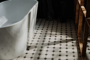 ¿Cuánto cuesta instalar suelo porcelánico por m²? Factores reales que influyen en el precio