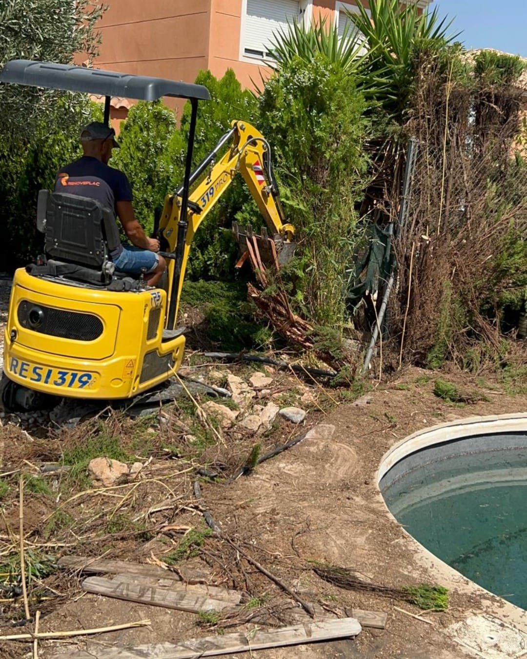 Miniretroexcavadora de Renoveplac retirando el seto en La Vall de Llíria