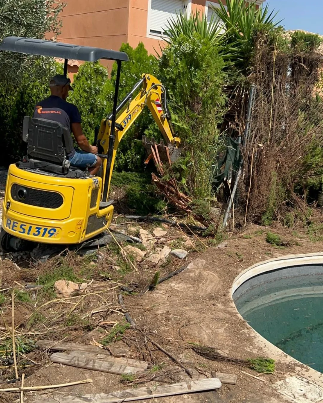 Miniretroexcavadora de Renoveplac retirando el seto en La Vall de Llíria
