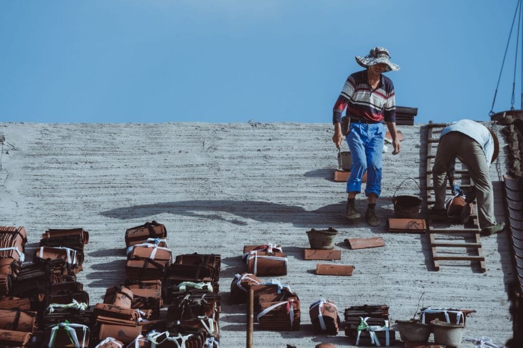 ¿Se puede reparar un tejado sin quitar las tejas? Técnicas que funcionan