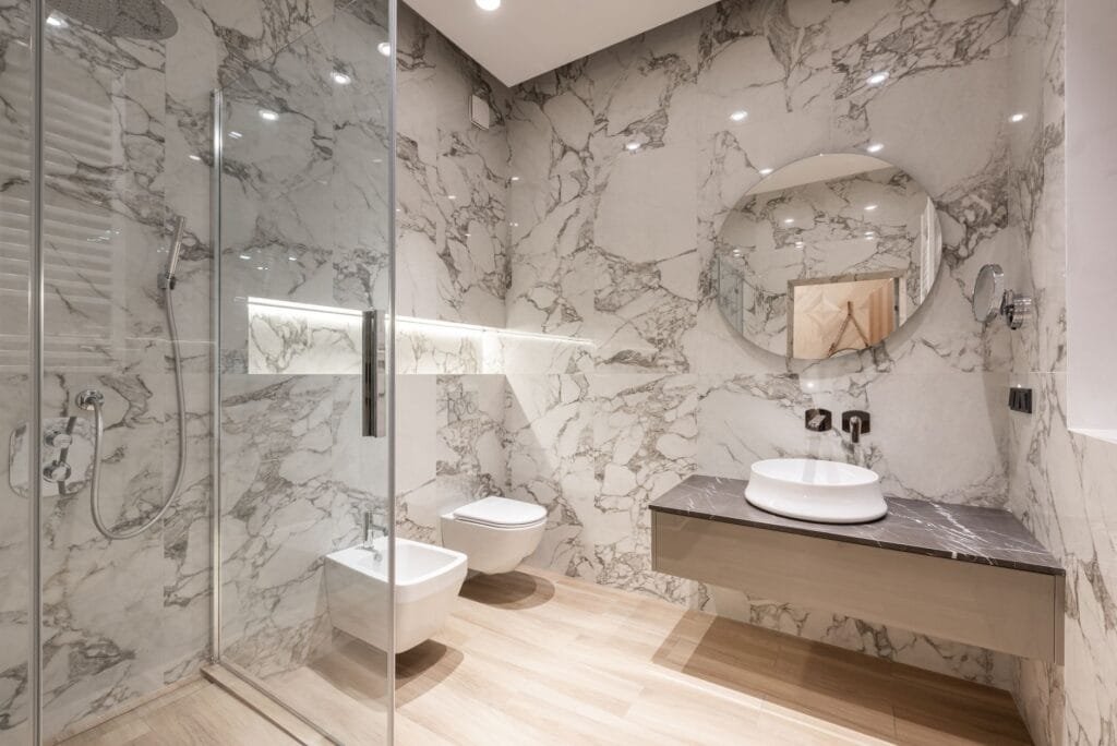 ¿Se puede cambiar la bañera por un plato de ducha sin quitar los azulejos?
