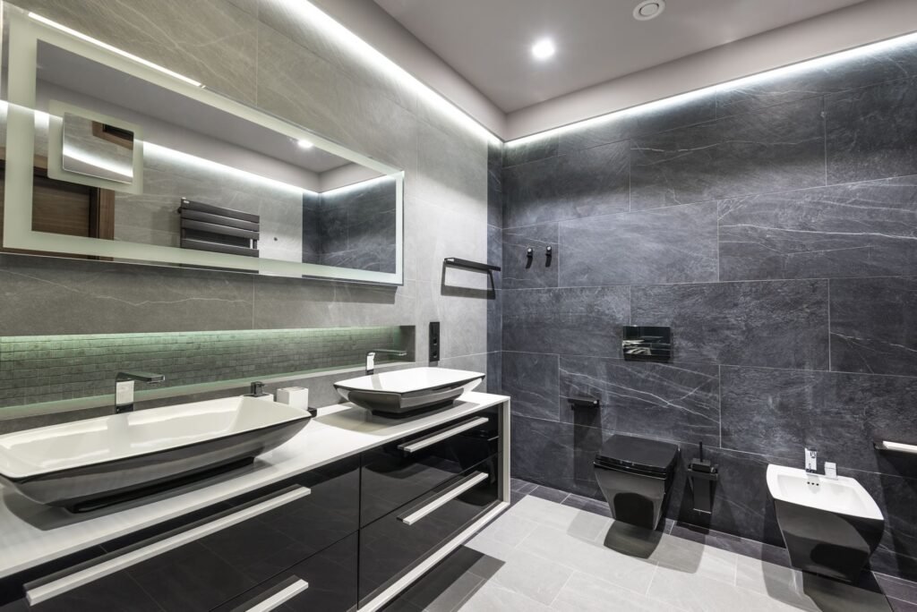 Iluminación LED en el baño: dónde instalar focos y tiras LED de forma segura