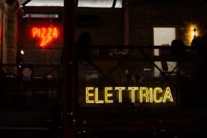 Instalación eléctrica en locales comerciales: requisitos y normativa REBT