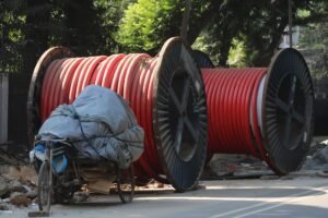 Caída de tensión en parcelas largas: cómo afecta el cableado y por qué importa