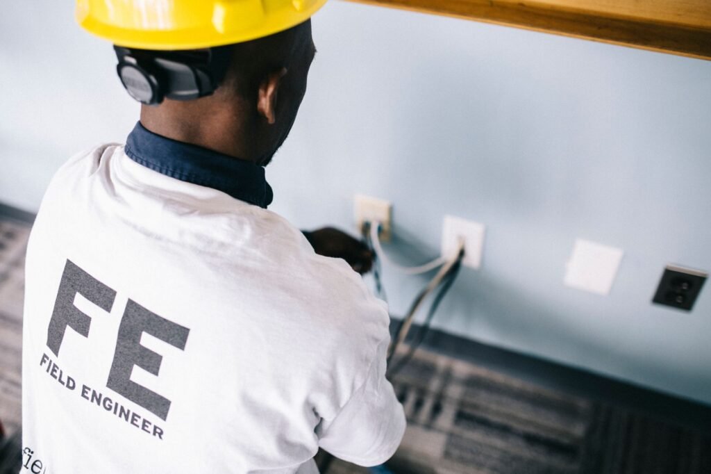 Electricista vs. Empresa Instaladora Autorizada: ¿Cuál es la diferencia real?