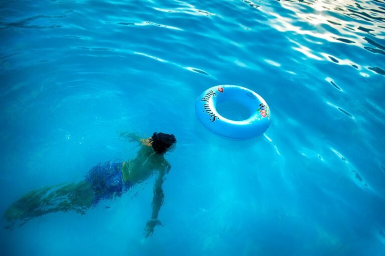 Focos sumergibles en piscina: por qué funcionan a 12V y no a 230V